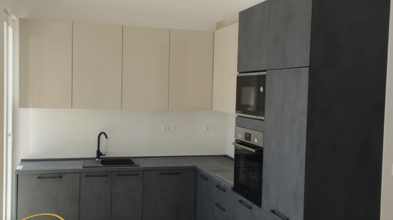 NA PRODAJU – DVOSOBAN STAN 84 m² – 265.000 €HERCEG NOVI | POGLED NA MORE | PARKING MJESTO | POLUNAMJEŠTEN