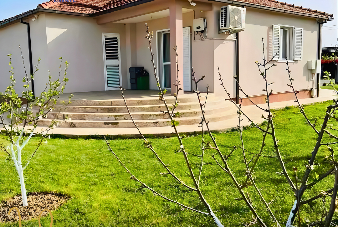 IZDAJE SE NOVA KUĆA | GRBE – SPUŽ | 150 m² | PLAC 1.000 m²Zakup: 850 € / mjesečno